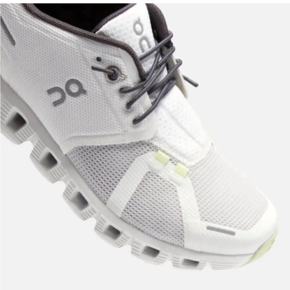 Brand New pair of On Cloud sneakers in size 11